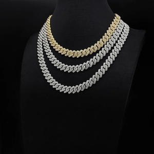 Detail van 14mm hip-hop Cuban link kettingen met dubbele rij diamanten op nekmodel
