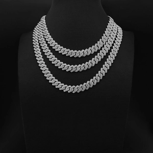 Detail van gelaagde 14mm zilveren Cuban link kettingen met sprankelende strassteentjes