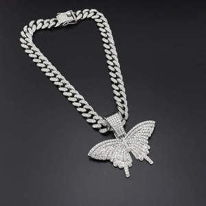 Collier maille cubaine argentée avec pendentif papillon serti de strass style Hiphop