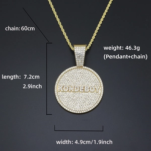 Detalle del colgante KONDEBOY chapado en oro con circonitas brillantes y cadena de cordón