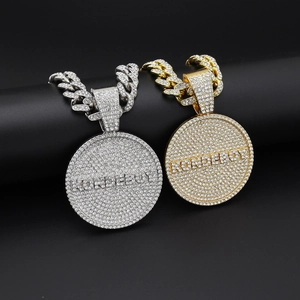Collar de hip hop con colgante de disco helado y letras KONDEBOY en cadena cubana