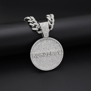 Primer plano de collar hip hop plateado con cadena cubana de diamantes y dije KONDEBOY