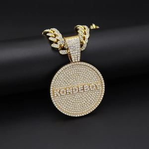 Detalle del collar hip hop de cadena cubana con colgante redondo KONDEBOY brillante