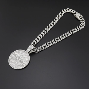 Vista macro de collar hip-hop plateado con cadena cubana de diamantes y colgante REMEMBER