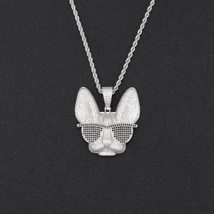 Gros plan d'un pendentif bouledogue hip-hop avec zircons blancs et chaîne torsadée argentée