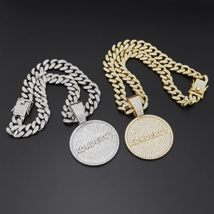 Detalle de collares de eslabones cubanos en plata y oro con colgantes de letras KORDEBOY