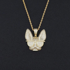 Détail d'un pendentif bouledogue français doré avec zircons brillants et chaîne torsadée