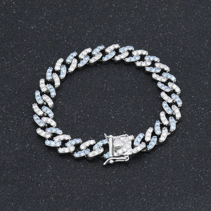 Detail eines silbernen Panzerarmbands mit funkelnden weißen und hellblauen Zirkonias