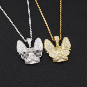 Détails macro des pendentifs bouledogue hip hop en or et argent avec pierres de zircon
