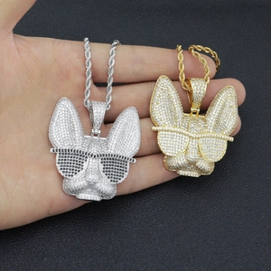 Détail d'un pendentif bouledogue hip hop serti de cristaux de zircone cubique micro-pavés