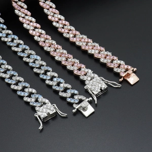 Detail von 8mm Cuban Link Armbändern mit Zirkonia-Besatz und Kastenverschluss-Design
