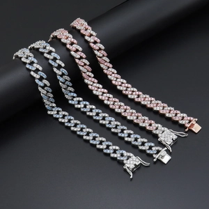 Hiphop 8mm Iced Out Cuban Link Armbänder mit bunten Zirkonia Steinen auf schwarzem Ständer