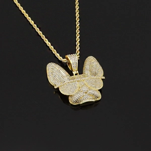 Pendentif bouledogue hip hop avec zircons blancs brillants et chaîne torsadée dorée