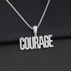 Détail macro du pendentif hip-hop COURAGE en argent avec zircons et chaîne de corde