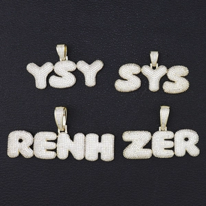 Colliers pendentifs personnalisés en lettres bulles glacées avec pierres de zircone brillantes