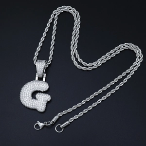 Macro del ciondolo a lettera G bubble iced out con zirconi micro-pave e catena a corda silver