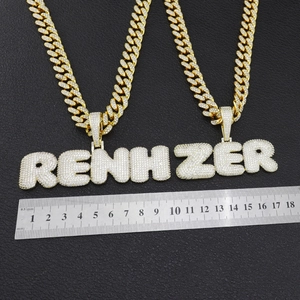 Détail du collier pendentif lettres bubble RENHIZER serti de zircons avec mesure