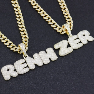 Collier Pendentif Lettre Bulle Hip Hop Iced Out Bijoux en Cuivre et Zircone Avec Chaîne Torsadée en Acier Inoxydable Unisexe