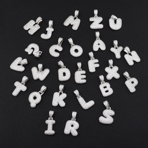 Vista macro di lettere a bolla ghiacciate con pavé di zirconi 3D in argento lucido