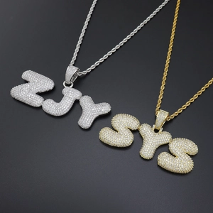 Détail des pendentifs lettres bulles avec zircons étincelants et chaînes de style hip hop