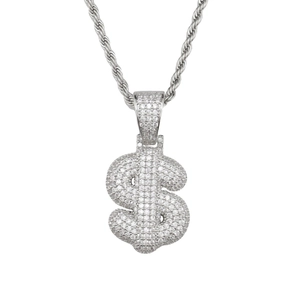 Détail macro du pendentif hip hop signe dollar argenté serti de zircons cubiques blancs