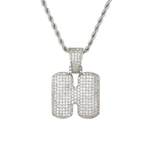 Détail du pendentif lettre H hip-hop en argent serti de zircons sur chaîne torsadée