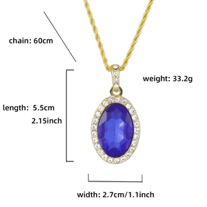 Détail du collier hip hop doré montrant le pendentif saphir bleu de 5,5 cm de long