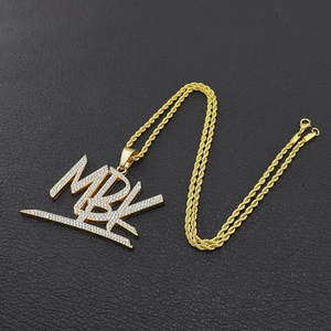Collier MBK style hip-hop avec pendentif lettres serties et chaîne torsadée dorée