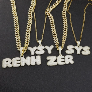 Collier pendentif personnalisé lettres bulles dorées avec oxydes de zirconium et chaîne cubaine