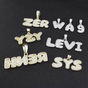 Détail de pendentifs lettres bulles hip hop avec zircons sertis en or et argent