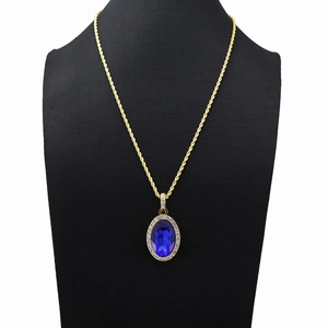 Collier hip hop plaqué or avec pierre bleue et diamants sur présentoir de buste noir