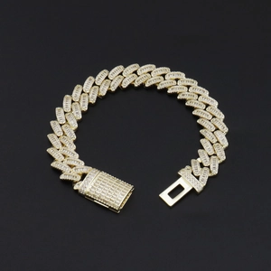 Détail du collier cubain 13mm plaqué or avec pierres de zircone cubique pavées
