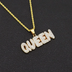 Hip hop χρυσό κολιέ με μενταγιόν γράμματα QUEEN και λαμπερά στρας σε μαύρο φόντο