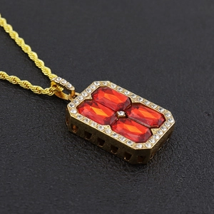 Collier hip hop chaîne torsadée dorée et pendentif rubis carré orné de diamants