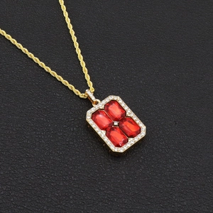 Détail du collier hip hop doré avec pendentif rubis carré et petits diamants étincelants