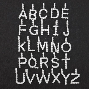 Vue détaillée des pendentifs alphabet A-Z en argent sertis de zircons cubiques brillants