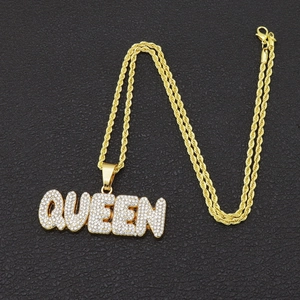 Hip hop χρυσό κολιέ με μενταγιόν QUEEN, λευκά ζιργκόν και χοντρή στριφτή αλυσίδα σε μαύρο φόντο