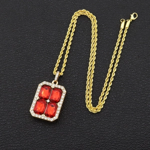 Pendentif hip hop avec pierre rouge carrée et chaîne torsadée dorée brillante