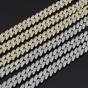 Détail des chaînes cubaines de 13mm en or et argent avec micro-pavage de zircons