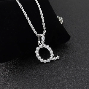 Détail du pendentif lettre Q en zircone sur une chaîne torsadée argentée avec fermoir
