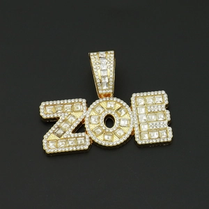 Détail macro du pendentif doré ZOE serti de diamants avec fermoir large pavé