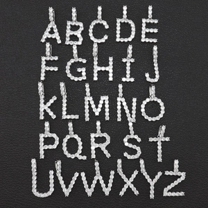 Pendentifs alphabet A-Z hip hop en cuivre argenté et zircons sur fond noir texturé