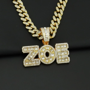 Chaîne cubaine dorée sertie avec un grand pendentif lettre ZOE pour un style hip hop chic