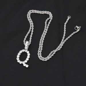 Pendentif lettre Q en argent glacé avec zircons sur une chaîne de corde classique