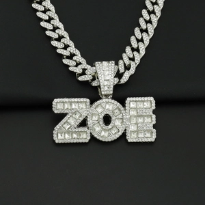 Détail macro de la chaîne cubaine argentée et du pendentif ZOE serti de zircons cubiques