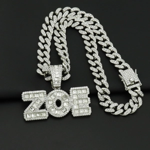 Détail de la chaîne cubaine glacée et du pendentif lettre ZOE avec cristaux brillants