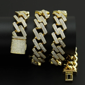 Détail d'une chaîne cubaine hip-hop dorée de 14mm avec zircons sertis et fermoir à cliquet