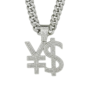 Chaîne cubaine glacée avec pendentif étincelant aux symboles Yen et Dollar sertis de cristaux