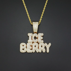 Détail macro du pendentif ICE BERRY glacé avec cristaux blancs sur chaîne dorée