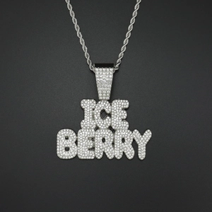 Gros plan sur le collier hip hop argenté avec pendentif ICEBERRY et cristaux étincelants